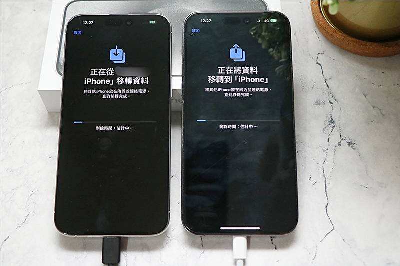 iphone duo 轉移資料卡住 3 分鐘內建方法1-兩支iphone靠近並插上電源