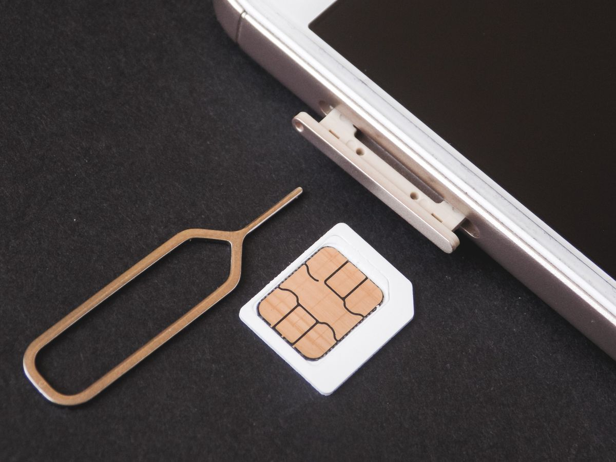 檢查並重裝 SIM 卡