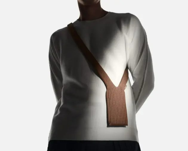 展示 iPhone Pocket 的實用與時尚使用場景3