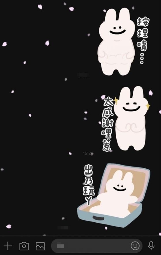 LINE 深色主題下的夜櫻效果