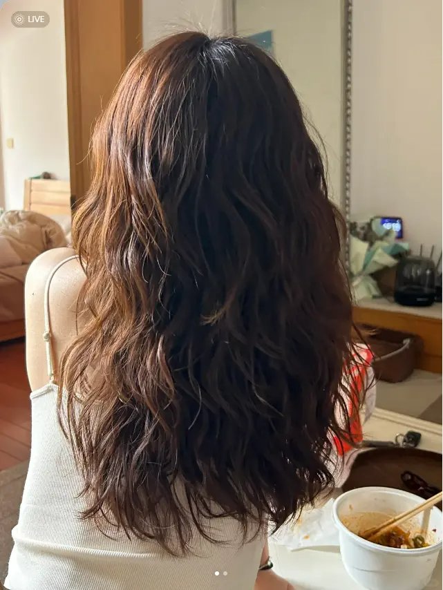 不用整理的髮型女生推薦 - 雜亂大波浪長髮